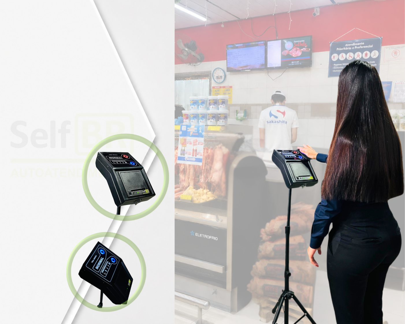 Uma mulher no supermercado, retira uma senha para atendimento