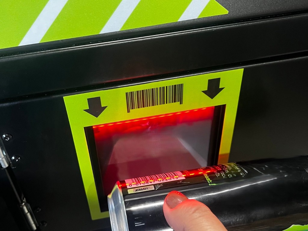 Totem de Autoatendimento SelfBR Padrão +  Semáforo + DDO Frente Self Checkout - Versão Self Checkout para Supermercados